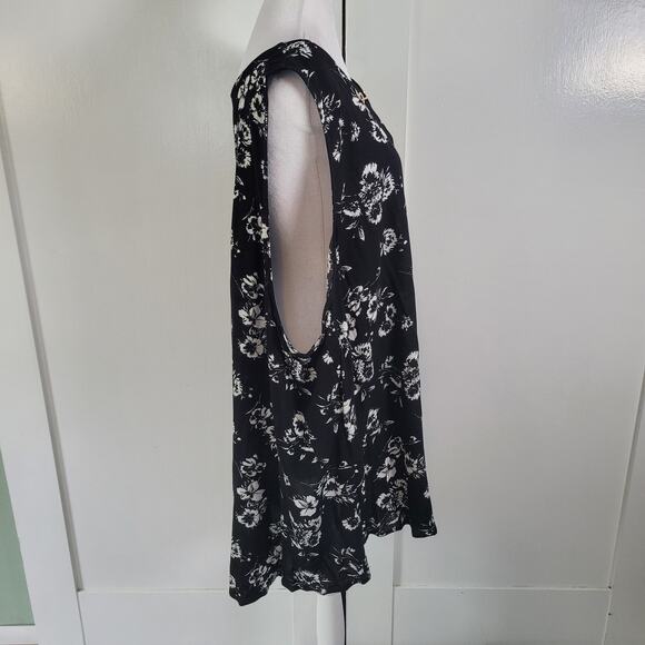 Torrid Size 5 Crepe Chain Detail Tank Black White Floral Feminine Essentials - Picture 3 of 9